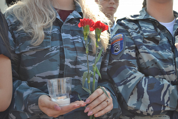 В Иванове к памятнику Георгия Победоносца возложили цветы и свечи  
